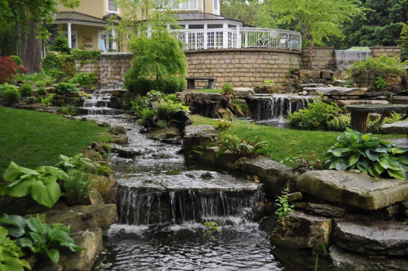 paysagiste-ST CYR SUR MER-min_landscaping-rock-louisville-ky-traditional-landscape-and-boulders-brick-wall-bushes-grass-koi-law